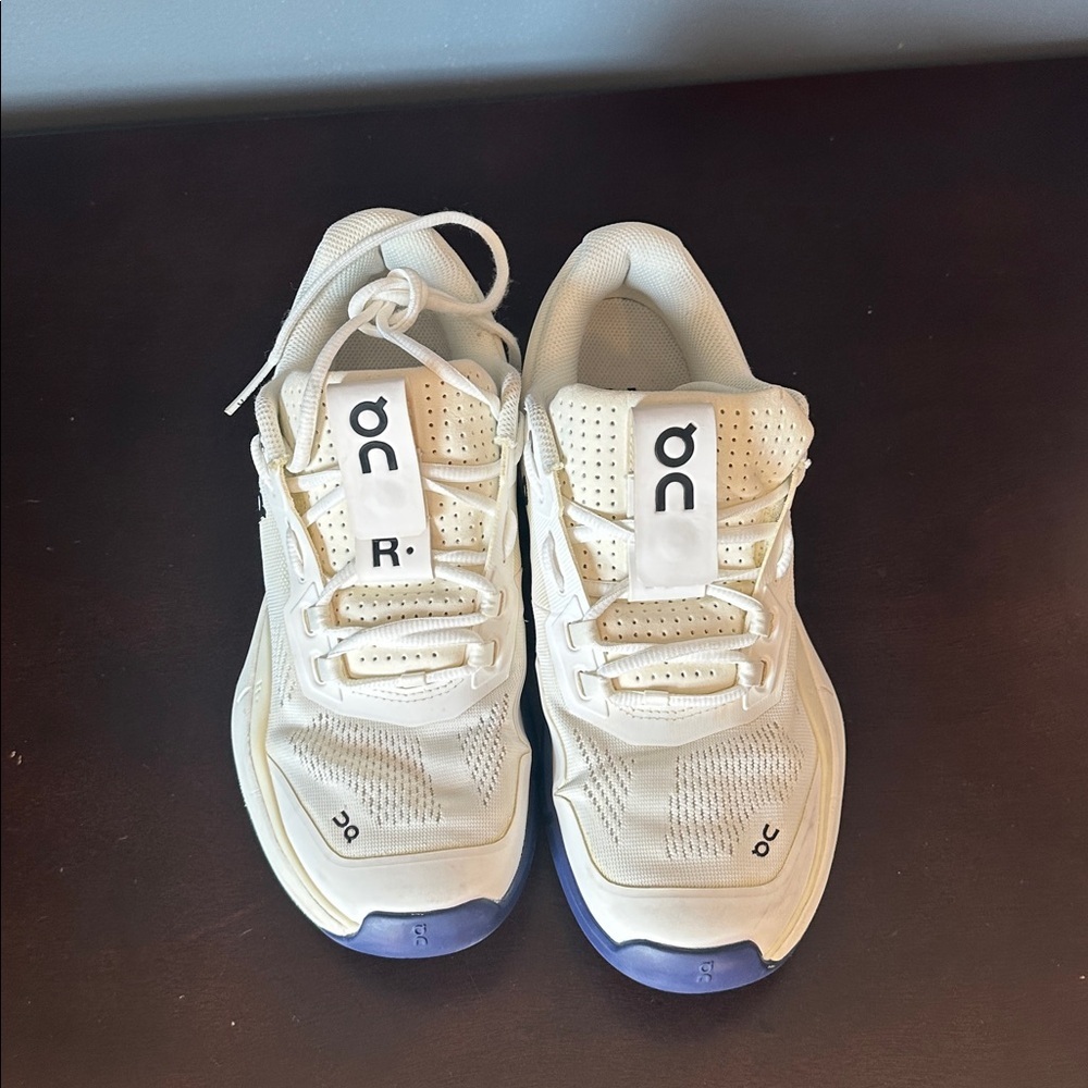 On cloud the Roger pro tennis shoes size w9.5
